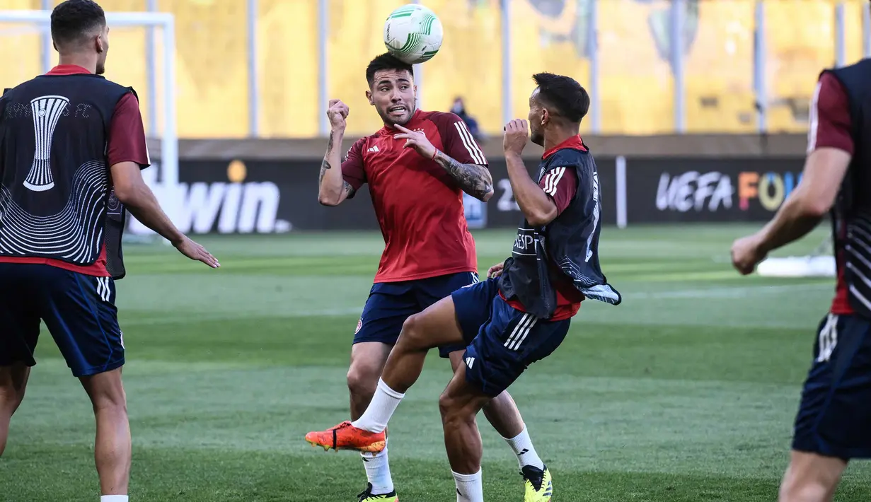 Bek Olympiakos, Francisco Ortega (kedua kiri) menyundul bola saat sesi latihan di Stadion Aghia Sophia di Athena pada 28 Mei 2024. (Angelos TZORTZINIS/AFP)