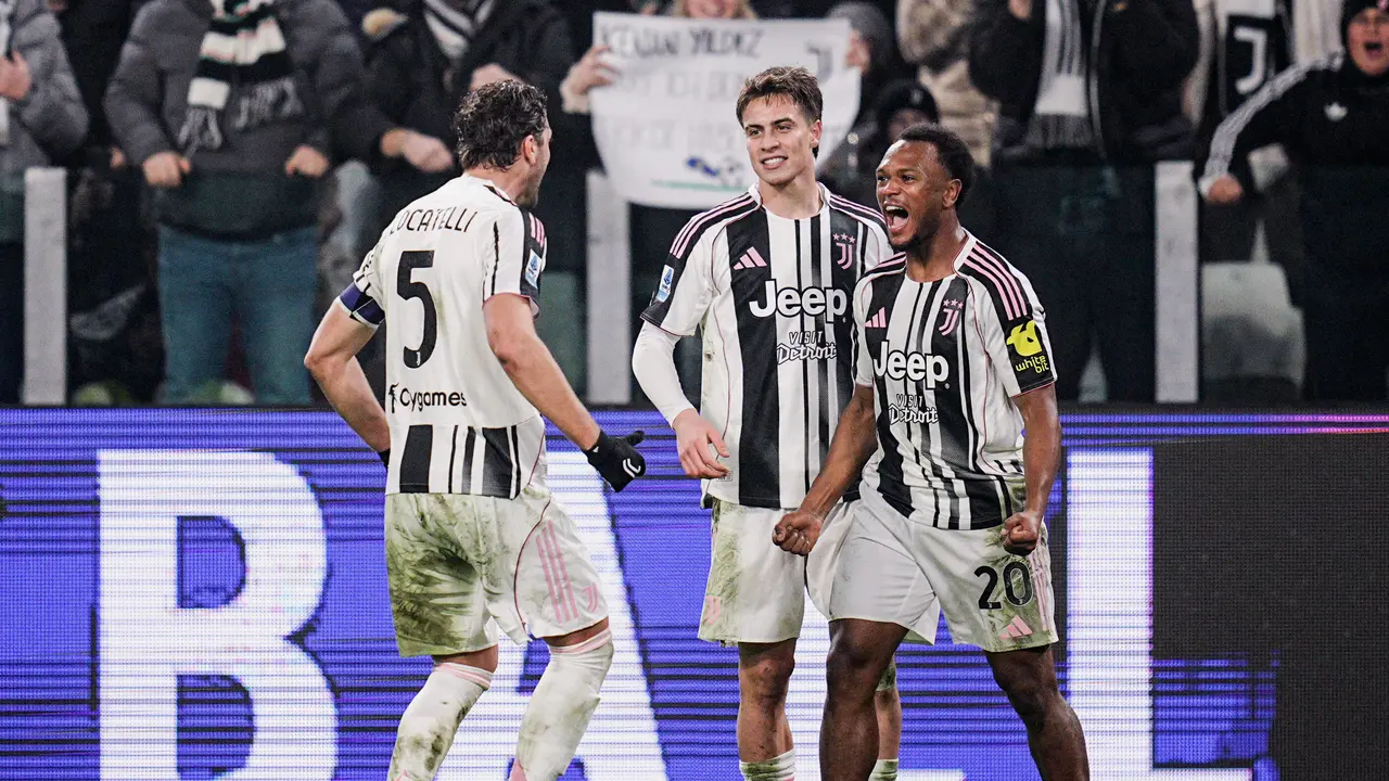 Lois Openda (kanan) merayakan golnya di laga Juventus vs AS Roma di pekan ke-16 Liga Italia 2025/2026 di Allianz Stadium, Minggu (21/12/2025). (Fabio Ferrari/LaPresse via AP)