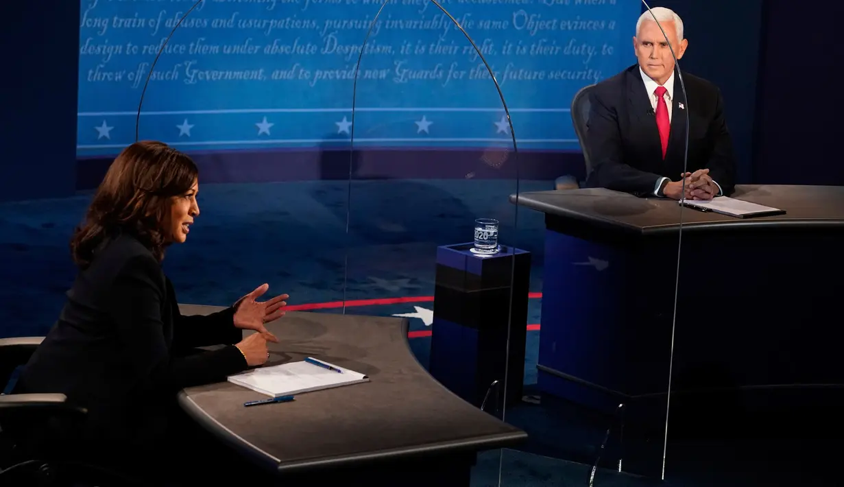Wakil Presiden Mike Pence melihat penantangnya, Senator Kamala Harris dari Partai Demokrat saat menjawab pertanyaan pada Debat cawapres Amerika Serikat di Kingsbury Hall, Universitas Utah di Salt Lake City, Rabu (7/10/2020).  (AP Photo/Morry Gash, Pool)