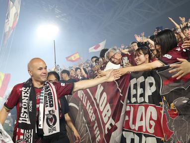 Andres Iniesta yang menjadi mercusuar Vissel Kobe sejak 2018 lalu memutuskan hengkang, meninggalkan berbagai kenangan magis yang menghiasi ruang-ruang Liga Jepang dalam lima tahun terakhir. Pemain legenda Barcelona tersebut pergi setelah tampil 134 kali untuk Vissel Kobe di semua ajang, mencatat 26 gol dan 25 assist. (AFP/Jiji Press)