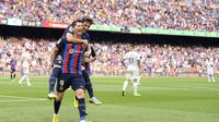 Striker Barcelona Robert Lewandowski merayakan golnya dengan rekan setim Gavi ke gawang Elche pada pertandingan Liga Spanyol di stadion Camp Nou, Sabtu, 17 September 2022. (Josep LAGO / AFP)