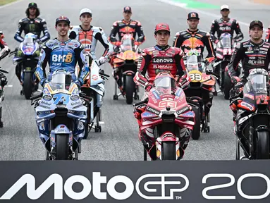 (dari kiri ke kanan baris depan) Pembalap MotoGP Spanyol dari tim BK8 Gresini Racing MotoGP, Alex Marquez; pembalap MotoGP Spanyol dari tim Ducati Lenovo, Marc Marquez; dan pembalap MotoGP Italia dari tim Aprilia Racing, Marco Bezzecchi berpose di Sirkuit Internasional Buriram, Thailand pada Kamis 26 Februari 2026. Awal perburuan gelar juara dunia MotoGP 2026 dimulai. (Lillian SUWANRUMPHA/AFP)