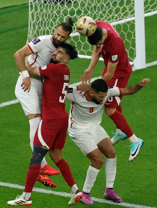 Yordania tampil lebih agresif pada babak kedua dan berhasil mencetak gol lewat kaki kiri Yazan Al Naimat pada menit ke-67. (KARIM JAAFAR/AFP)