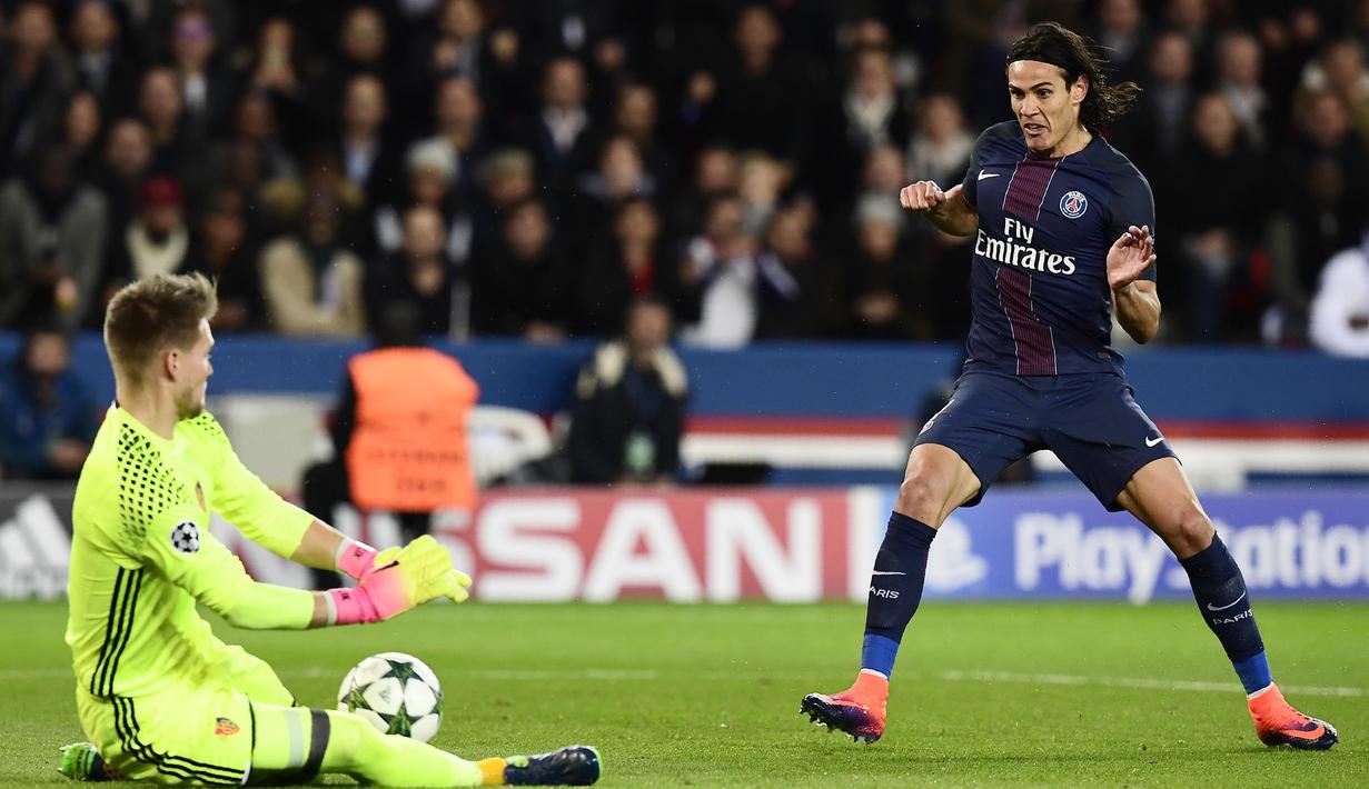Pemain Paris Saint-Germain, Edinson Cavani berada para urutan kedua pencetak gol sementara Liga Champions 2016-2017 dengan empat gol hingga pekan ke-3. (AFP/Miguel Medina)