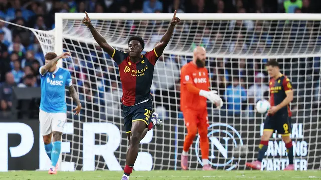 Selebrasi Jeff Ekhator usai mencetak gol di laga Napoli vs Genoa di pekan ke-6 Serie A 2025/2026 di Stadio Diego Armando Maradona, Minggu (05/10/2025) malam WIB. (Alessandro Garofalo/LaPresse via AP)