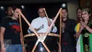 Mendikbud Anies Baswedan memukul bedug saat launching kegiatan Belajar Bersama Maestro (BBM), Jakarta, Jumat (12/6/2015).  Program ini dalam rangka pelestarian dan revitalisasi kebudayaan yang melibatkan 10 maestro Indonesia. (Lipuran6.com/Helmi Afandi)