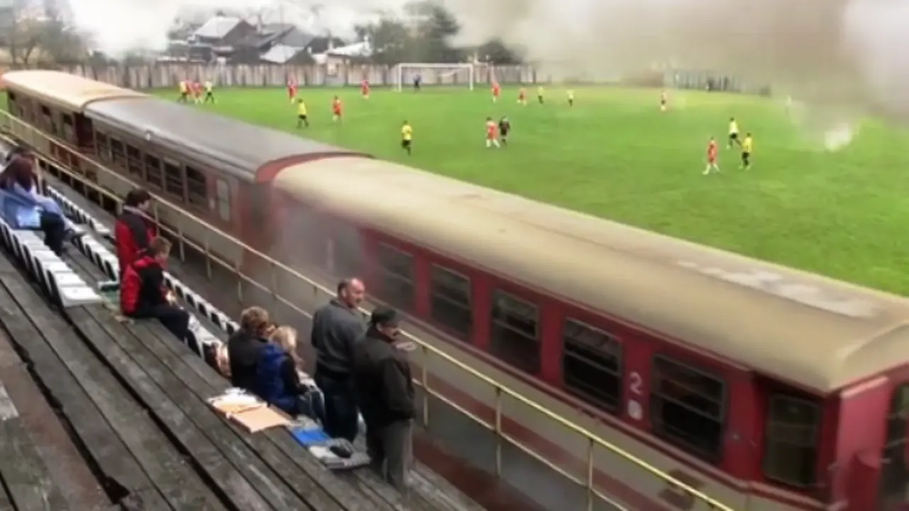 Unik, Kereta Api Lewat di Stadion Sepak Bola Ini