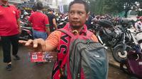 Masih ada tiket palsu pada laga Timnas Indonesia versus Islandia. (Bola.com/Muhammad Ivan Rida)
