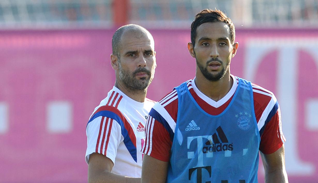 Bayern Munchen menghabiskan sekitar 22 juta pouds untuk membeli Mehdi Benatia (kanan) pada musim panas 2014. Benatia menghabiskan dua tahun bersama Guardiola di Bayern Munchen dan kesulitan menampilkan performa terbaiknya selama berada di Jerman karena sering masuk dan keluar dari starting XI. (AFP/Christof Stache)