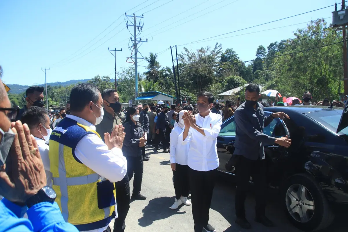 Presiden Joko Widodo meresmikan sistem penyediaan air minum (SPAM) Wae Mese II 2x50 l/dtdi Kabupaten Manggarai Barat, Nusa Tenggara Timur (NTT) yang dibangun BUMN Amarta Karya, Jumat (22/7/ 2022).
