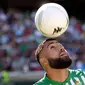 Gelandang asal Prancis, Nabil Fekir mengontrol bola dengan kepalanya selama presentasi resmi dirinya sebagai pemain baru Real Betis di stadion Benito Villamarin di Seville (6/8/2019). Fekir direkrut Betis dengan harga 20 juta euro atau sekitar 312 miliar rupiah. (AFP Photo/Cristina Quicler)