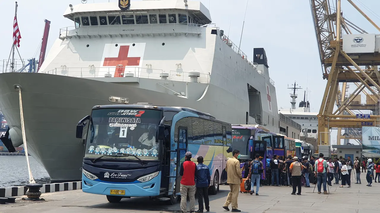 Bus yang akan mengantar pulang 188 ABK World Dream dari Tanjung Priok, Jakarta Utara ke sejumlah wilayah.