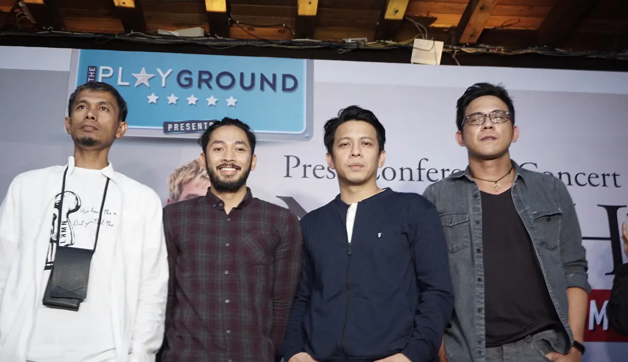 Tidak lama lagi, grup Band NOAH akan mengenalkan single barunya. Single itu dalam rangka untuk persiapan album keduanya. Saat jumpa pers di Bandung, Ariel cs menceritakan proses pembuatan single barunya. (Syaiful Bahri/Bintang.com)