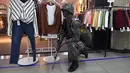  Seorang tentara Korea Selatan mengambil bagian dalam latihan anti-teror di sela-sela latihan militer gabungan Korea Selatan-AS di sebuah stasiun kereta bawah tanah di Seoul (22/8). (AFP Photo/Jung Yeon-Je)