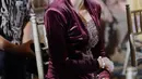 Sarah Menzel tampil menawan di acara Mitoni Aurel Hermansyah mengenakan kebaya velvet berwarna ungu. Kebaya yang dikenakan Sarah ini bersiluet kutubaru yang memiliki detail payet di bagian tengahnya. [Foto: Instagram/ssarah_menzel]