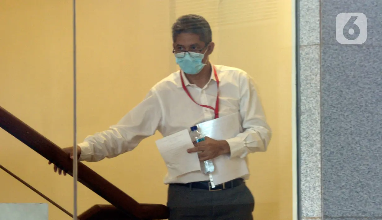 Dirut PT Bumiloka Tegar Perkasa , Nanang Hamdani Basnawi bersiap menjalani pemeriksaan oleh penyidik terkait kasus dugaan korupsi kegiatan penjualan dan pemasaran pesawat pada PT. Dirgantara Indonesia tahun 2007-2017 di Gedung KPK, Jakarta, Kamis (2/7/2020). (merdeka.com/Dwi Narwoko)