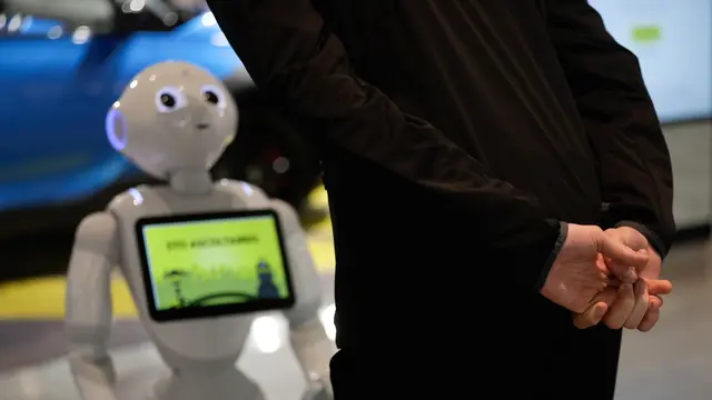 Robot di Italia Gantikan Peran Sales Mobil hingga Pelayan Restoran