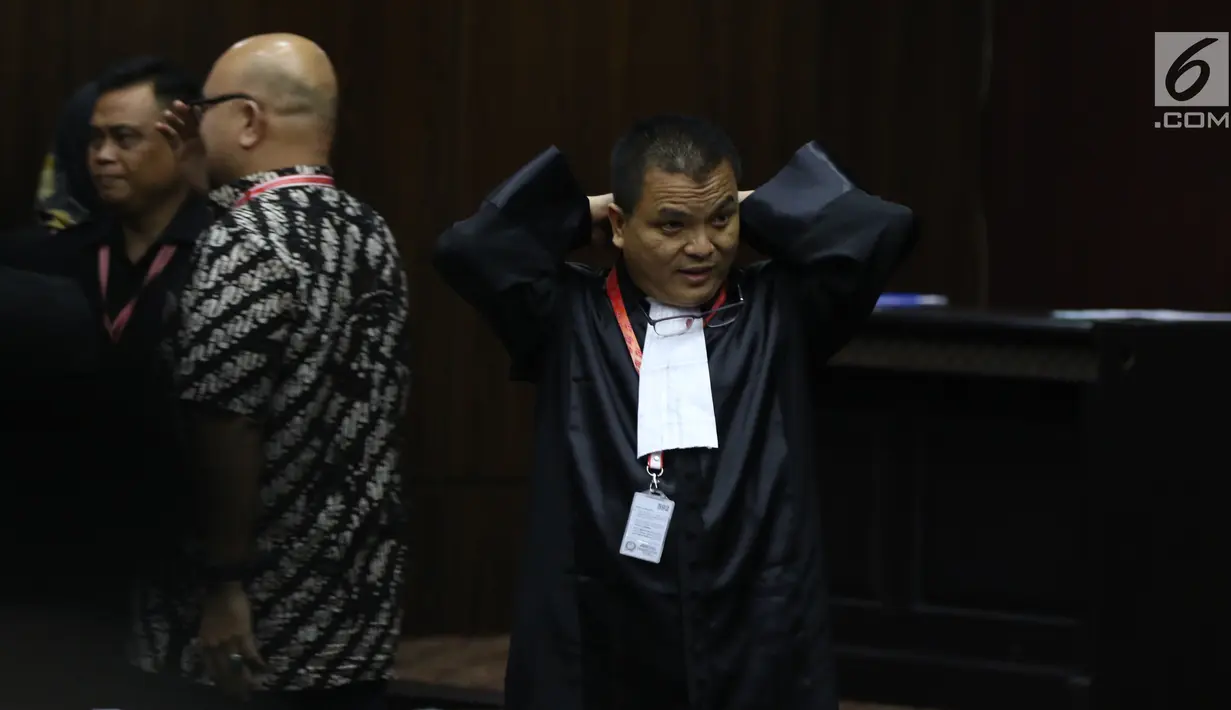 Kuasa hukum Calon Presiden dan Wakil Presiden nomor urut 02 selaku pemohon Denny Indrayana mengikuti sidang perdana sengketa Pilpres 2019 di Mahkamah Konstitusi, Jumat (14/6/2019). Sidang perdana tersebut memiliki agenda pembacaan materi gugatan dari pemohon. (Lputan6.com/Johan Tallo)