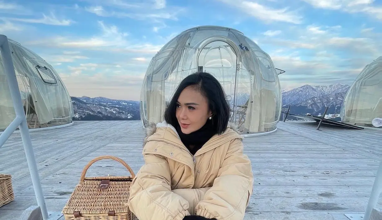 Kesempatan lain, Yuni Shara terlihat manis dengan jaket padding kebesarannya yang dipadukan dengan sepatu boots warna cokelat dan sarung tangan hitam.  [@yunishara36]