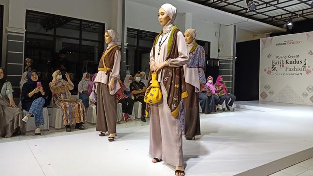 Canggihnya Siswa SMK Kudus Rancang Busana Bertema Keberlanjutan dalam 12 Hari