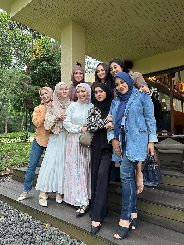 Gaya Lesti Kejora Nongkrong Bareng Geng Seleb Usai Isu KDRT Curi Perhatian, Pakai Outfit Ratusan Juta