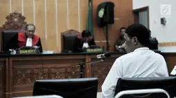 Terdakwa Hercules Rosario Marshal saat menjalani sidang perdana di PN Jakarta Barat, Rabu (16/1). Hercules ditangkap di kediamannya di Kebon Jeruk, Jakarta Barat. (Merdeka.com/Iqbal Nugroho)