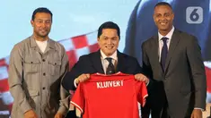 Ketua Persatuan Sepakbola Seluruh Indonesia (PSSI), Erick Thohir bersama Pelatih Kepala Timnas Indonesia, Patrick Kluivert (kanan) dan Asisten Pelatih Timnas Denny Landzaat foto bersama seusai menyampaikan keterangan di Hotel Mulia, Jakarta, Minggu (12/1/2025). (Liputan6.com/Herman Zakharia)
