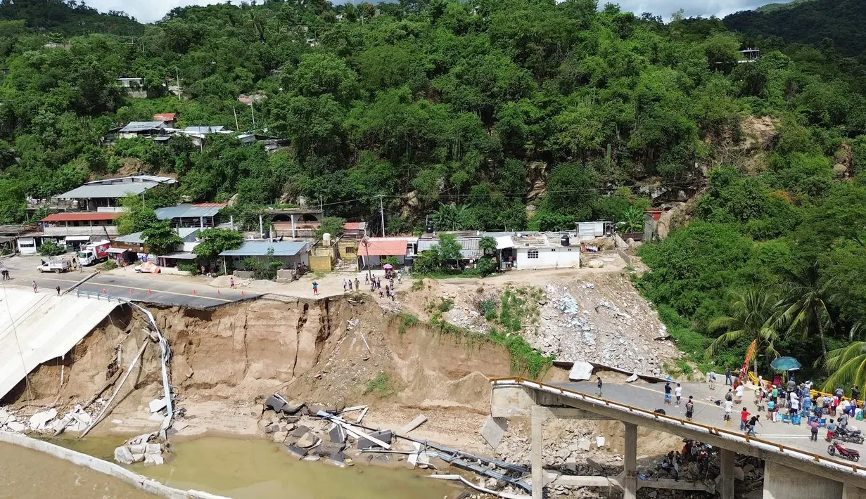 Tanah longsor juga memutus konstruksi sebuah jembatan yang menghubungkan dua wilayah di Guerrero. (Francisco ROBLES/AFP)