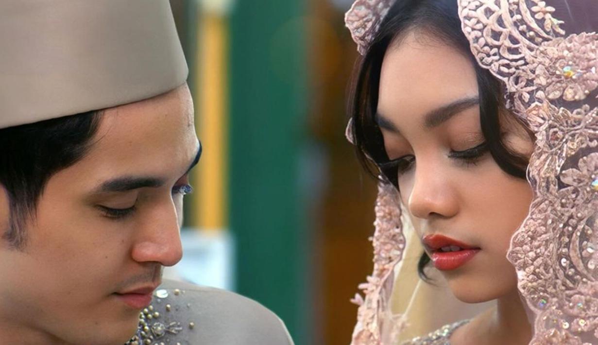 Meski hanya fiksi, namun foto pernikahan Naura Ayu dan Fadi Alaydrus seperti sungguhan. Detail penampilan dan makeup Naura Ayu juga sukses bikin pangling. Cukup lama menanti sejak dari rilis di Wattpad, novel hingga kini akhirnya dijadikan web series, banyak yang penggemar yang menantikan kisah cinta Naura Ayu (Aqila) dan Fadi Alaydrus (Kinan) di web series tersebut. (Liputan6.com/IG/@fadialaydrus)