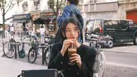 OOTD Suzy di Paris, Gaya Kasual yang Tetap Keren