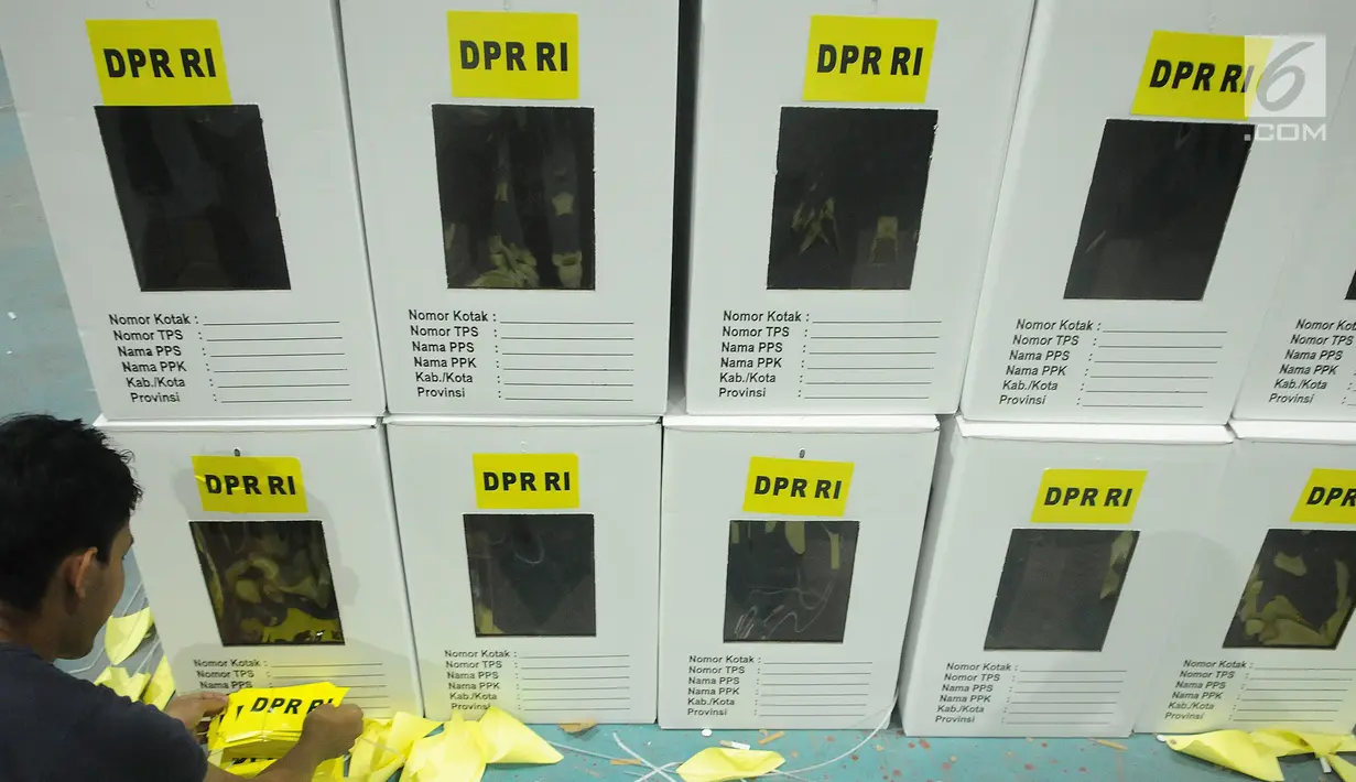 Pekerja menempelkan stiker pada kotak suara Pemilu di kawasan Tugu, Cimanggis, Depok, Jawa Barat, Rabu (13/2). KPU Kota Depok mempersiapkan 27.686 kotak suara untuk didistribusikan ke 5.759 TPS di 11 kecamatan. (Liputan6.com/Herman Zakharia)