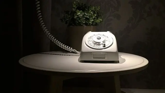 [Bintang] Telepon Jadul Bekas Ini Disulap Jadi Lampu Unik Berkelas