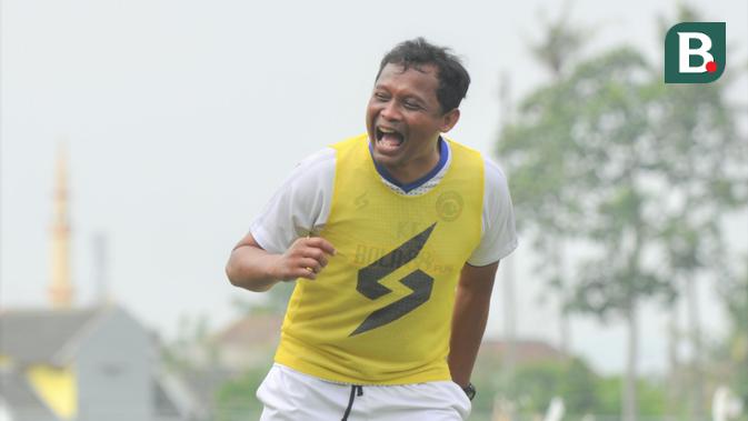 obrolan eksklusif pelatih arema kuncoro: suka blak-blakan, sebut semua klub sedang tipu-tipu