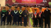 Ketua Fraksi Partai Golkar MPR RI Dr Ir H Idris Laena MH usai mempertahankan disertasinya dalam program doktoral FH Universitas Borobudur. Foto: liputan6.com/dok.pribadi/edhie prayitno ige&nbsp;