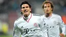 Striker Bayern Muenchen Mario Gomez menciptakan hat-trick untuk kemenangan timnya ketika bertandang ke CFR Cluj pada pertandingan Liga Champions, 3 November 2010. AFP PHOTO/DANIEL MIHAILESCU