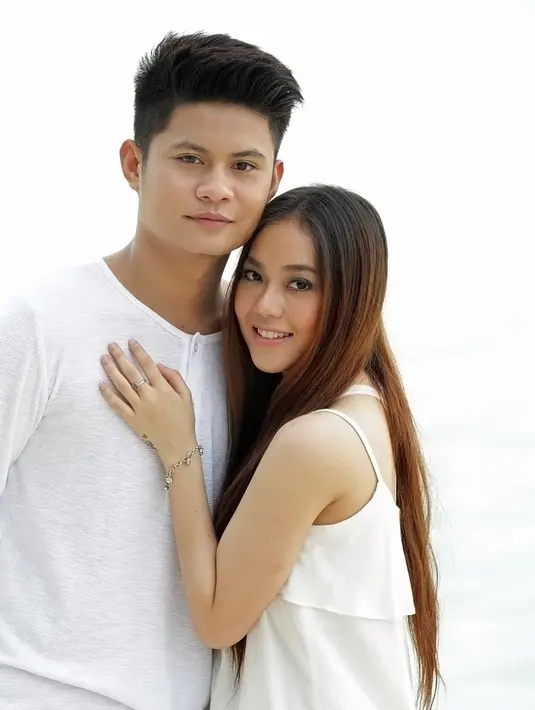 Meski bukan sepasang kekasih, keduanya begitu mesra. Ternyata, kemesraan pasangan itu demi membangun chemistry dalam pembuatan video klip lagu Masih Ada Cinta milik Esal. (Bambang E. Ros/Bintang.com)