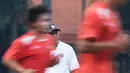 Pelatih Rahmad Darmawan (tengah) memimpin latihan perdana Persija Jakarta jelang Piala Presiden 2015 di Lapangan Yon Zikon 13, Jakarta, Selasa (18/8/2015). (Bola.com/Vitalis Yogi Trisna)