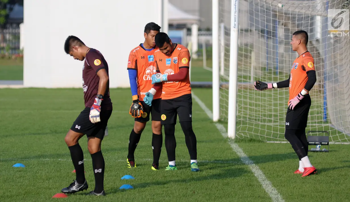 Tiga penjaga gawang Timnas Thailand U-23 saat latihan di Lapangan B Kompleks GBK, Jakarta, Selasa (29/5). Timnas Thailand U-23 akan melakoni laga uji coba melawan Timnas Indonesia U-23 pada 31 Mei dan 3 Juni mendatang. (Liputan6.com/Helmi Fithriansyah)