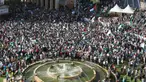 Warga Aljazair berunjuk rasa sebagai bentuk solidaritas terhadap warga Palestina di Gaza di Aljir, Aljazair, Kamis, 19 Oktober 2023. (AP Photo/Hassene Dridi)