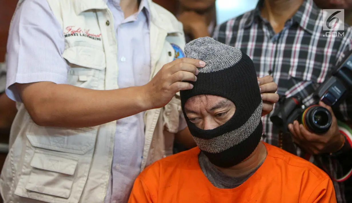 Seorang tersangka dihadirkan dalam rilis Tindak Pidana Pencucian Uang (TPPU) kasus narkoba di BNN, Jakarta, Selasa (13/6). Total senilai Rp 39 miliar disita dari empat tersangka yang terkait dengan jaringan Freddy Budiman. (Liputan6.com/Yoppy Renato)