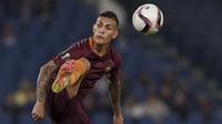 Gelandang AS Roma, Leandro Paredes, berusaha mengontrol bola saat melawan Astra pada laga Liga Europa di Olympic Stadium, Italia, Kamis (29/9/2016). (AFP/Andreas Solaro)