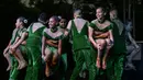 Kelompok tari asal Kolombia, Libertad Latina tampil dalam Festival Salsa Dunia XII, di Cali, Kolombia (29/9). Dalam festival tari ini, para penari tampil seksi dan lincah. (AFP Photo/Luis Robayo)