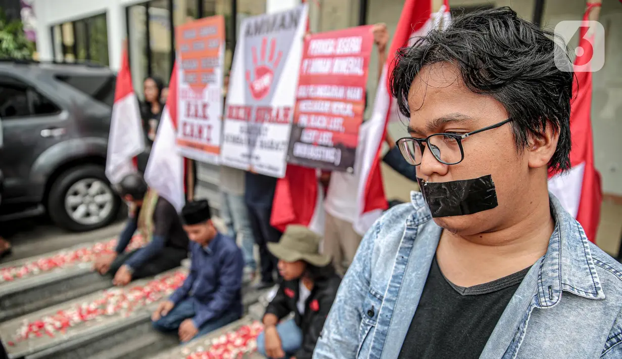 <p>Seorang peserta yang tergabung dalam Aliansi Masyarakat Anti Mafia Tambang menutup mulutnya dengan lakban selama aksi mogok makan di Kantor Komnas HAM, Jakarta, Selasa (13/12/2022). Aksi mogok makan dilakukan 17 peserta sebagai bentuk perlawanan atas dugaan tindakan pelanggaran HAM oleh PT. Amman Mineral yang merupakan tambang terbesar nomor dua di Indonesia. (Liputan6.com/Faizal Fanani)</p>