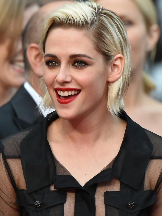 Aktris Kristen Stewart tersenyum saat tiba dalam pembukaan Festival Film Cannes ke-69 di Cannes, Prancis selatan, Rabu (11/5/2016). (AFP PHOTO / Valery Hache)