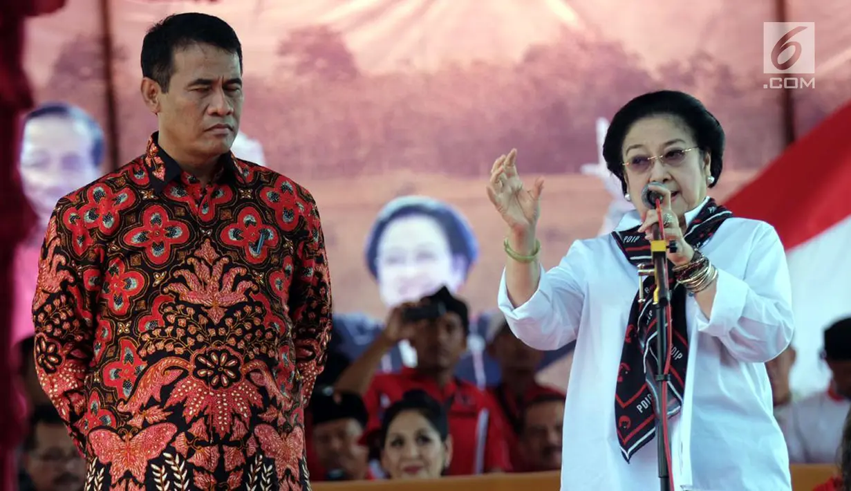 Ketua Umum PDI Perjuangan Megawati Seokarnoputri memberi sambutan saat menghadiri panen raya padi MSP di Indramayu, Jawa Barat, Kamis (4/4). Bagi Megawati, penelitian di sektor pangan merupakan prasyarat penting tercapainya kedaulatan pangan. (Liputan6.com/HO/Iwan)