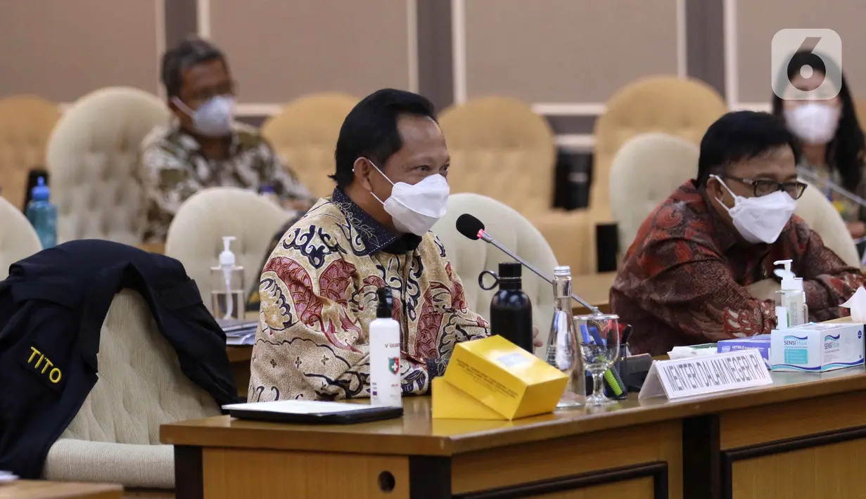 Mendagri Tito Karnavian saat rapat kerja bersama Pansus RUU Perubahan Kedua atas UU Nomor 21 Tahun 2001 tentang Otonomi Khusus bagi Provinsi Papua, Kompleks Parlemen, Jakarta, Kamis (8/4/2021). Rapat mendengar penjelasan pemerintah, pengesahan jadwal Pansus dan mekanisme. (Liputan6.com/Angga Yuniar)