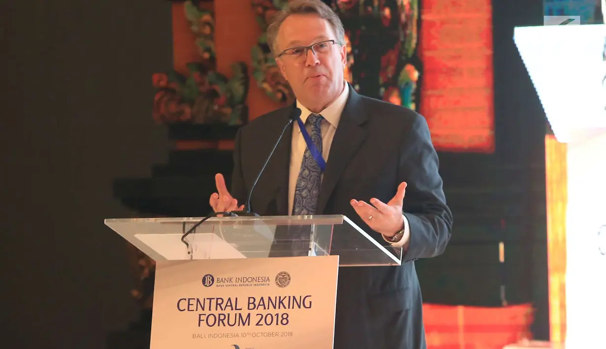 Gubernur Bank Sentral AS (Federal Reserve) Wilayah New York John C. Williams menjawab pertanyaan peserta dalam sesi Central Banking Forum 2018 pada IMF-WB Group 2018 di Bali, Rabu (10/10). (Liputan6.com/Angga Yuniar)