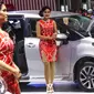 Model berdiri di samping mobil Toyota  saat pameran otomotif Gaikindo Indonesia International Auto Show (GIIAS) di ICE BSD, Tangerang Selatan, (11/08). Tercatat, 22 kendaraan model baru akan diluncurkan. (Liputan6.com/Fery Pradolo)