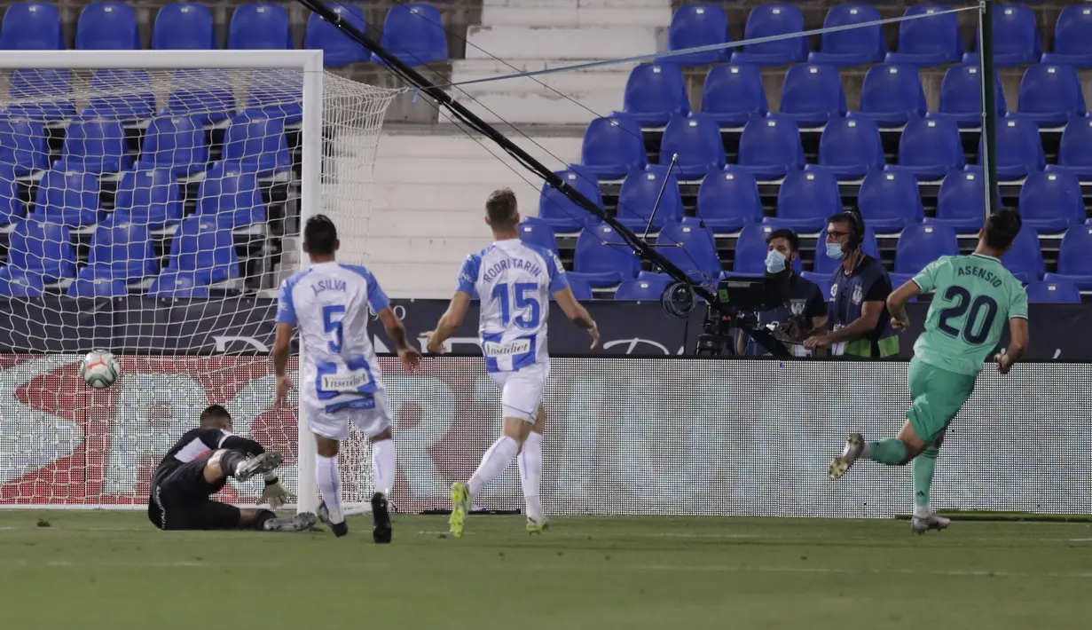Pemain Real Madrid Marco Asensio (kanan) mencetak gol ke gawang Leganes pada pertandingan La Liga di Stadion Butarque, Leganes, Madrid, Spanyol, Minggu (19/7/2020). Pertandingan berakhir dengan skor 2-2. (AP Photo/Bernat Armangue)