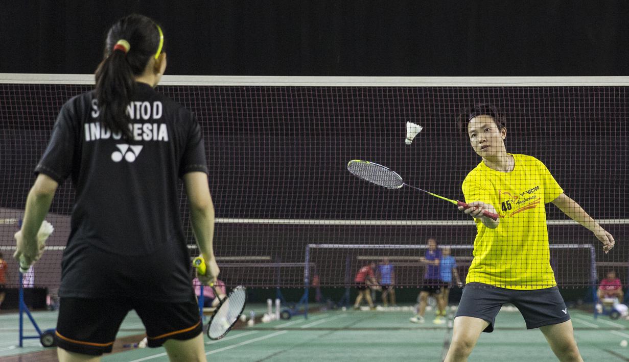 Pebulutangkis ganda campuran Indonesia, Liliyana Natsir, melatih permaian teknik netting jelang Olimpiade Rio de Janeiro 2016. (Bola.com/Vitalis Yogi Trisna)